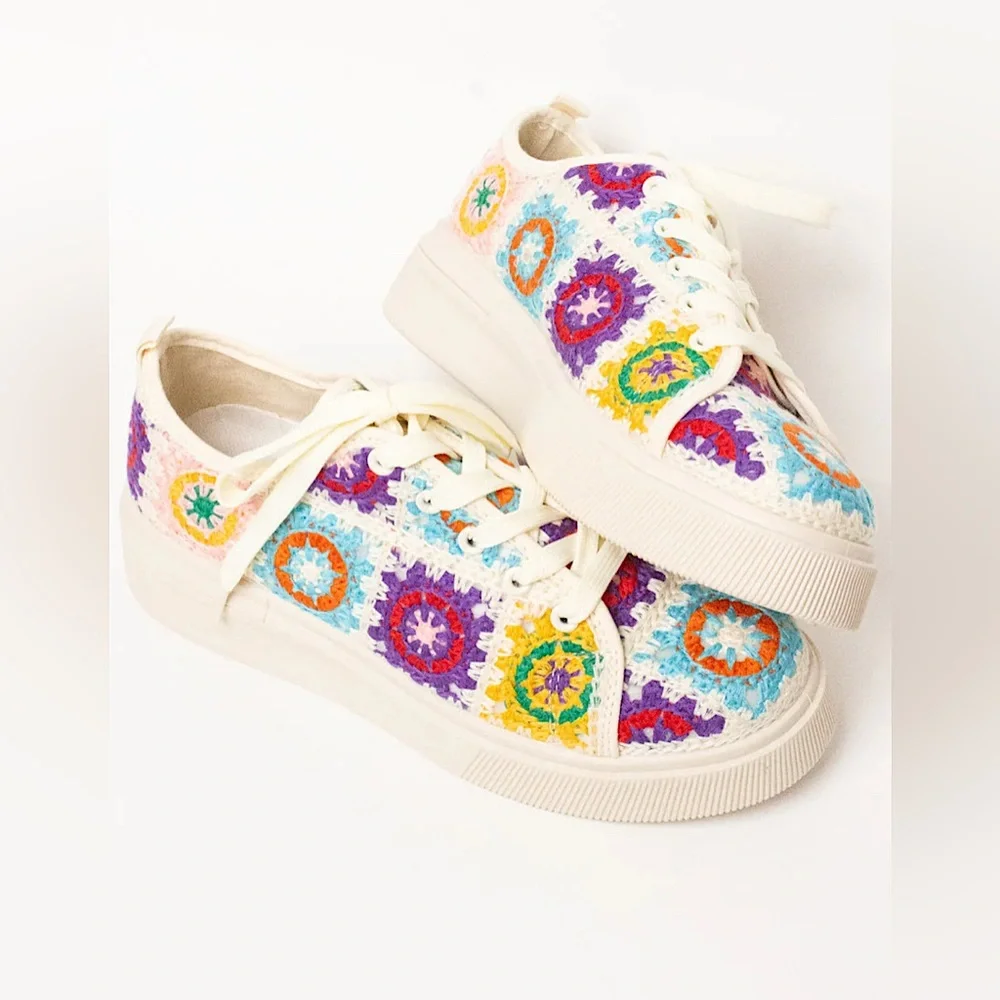 MATA WOMENS MULTI-COLOR CROCHET PATTERNED PLATFORM SNEAKERS SIZE 8 LIKE NEW
